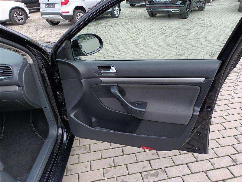 Volkswagen Golf 1,2 TSI,77KW,DIGIKLIMA,SERVIS - fotka 21 z 36