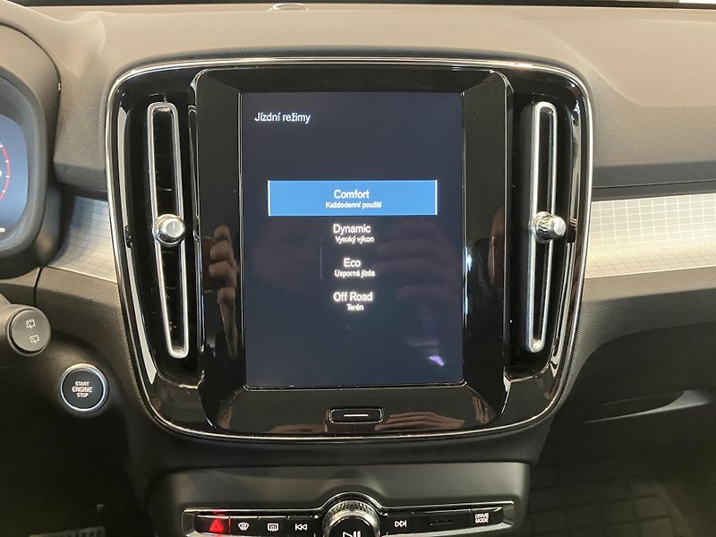 Volvo XC40 B4 Momentum Advance AT8 - fotka 38 z 41