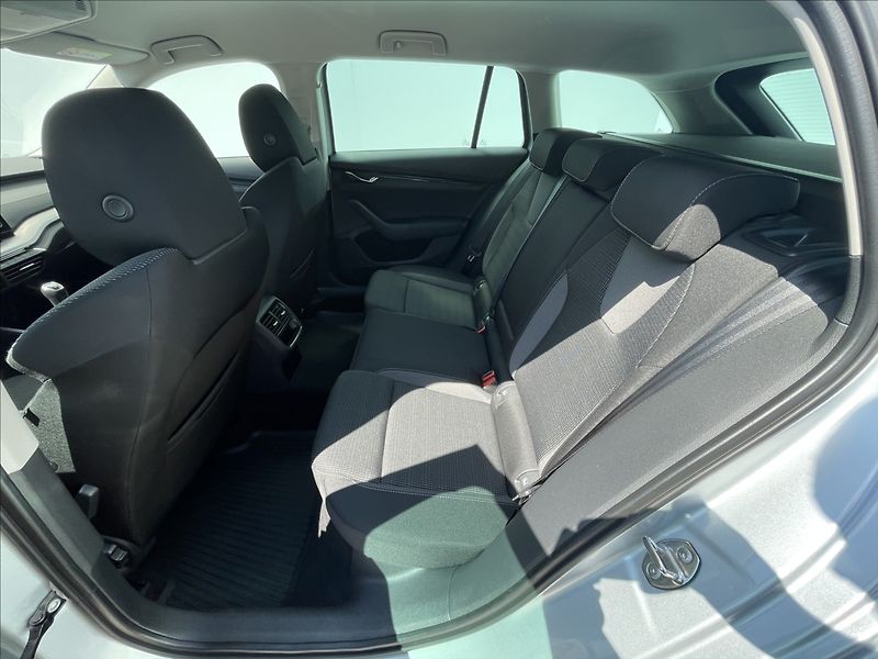 Škoda Octavia 2,0 TDI Combi Ambtion Plus LED - fotka 16 z 24