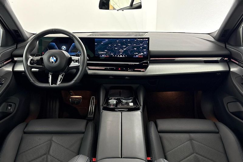 BMW Řada 5 540d xDrive Touring - fotka 14 z 24