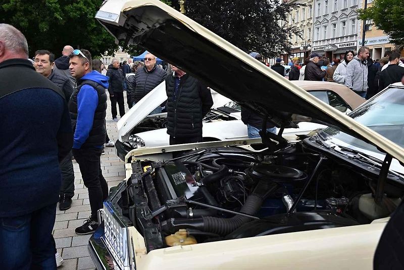 Tradiční sraz autoveteránistů na náměstí T. G. Masaryka v Prostějově. 18. května 2025