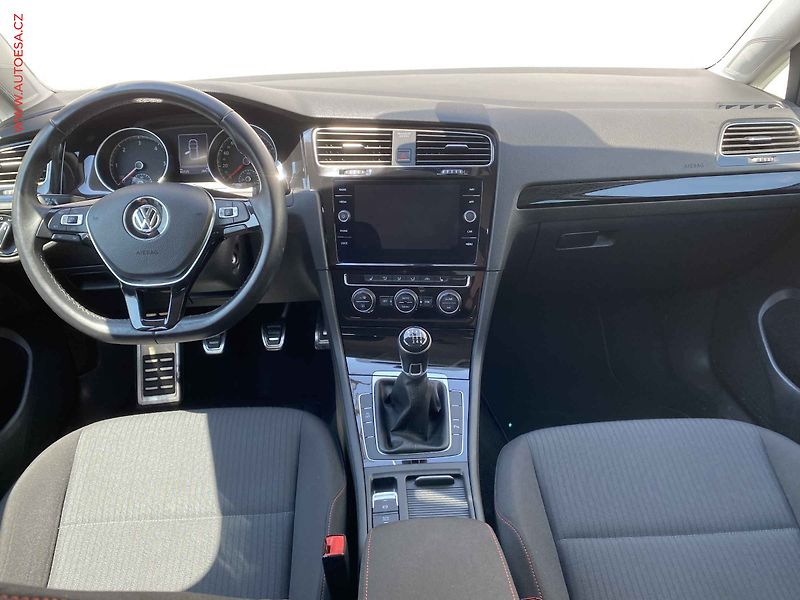 Volkswagen Golf (2017) 2.0 TDi, Sound, navi - fotka 8 z 17