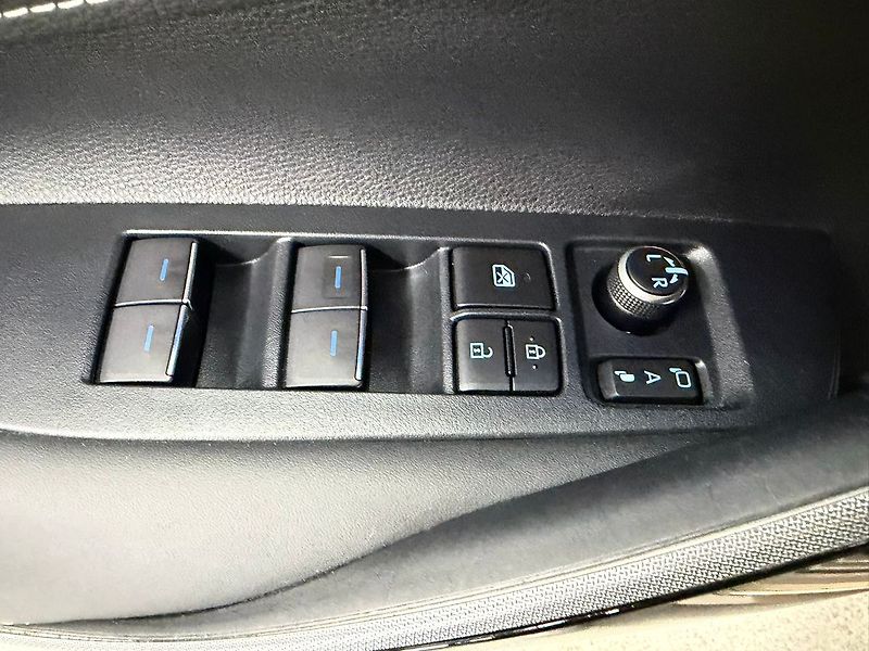 Toyota Corolla 1.8 Hybrid e-CVT COMFORT, ACC, - fotka 23 z 24