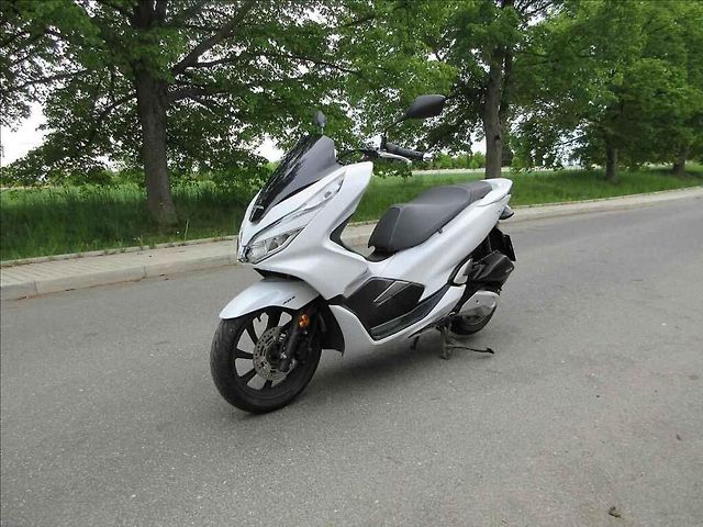 Skútr Honda PCX 125.