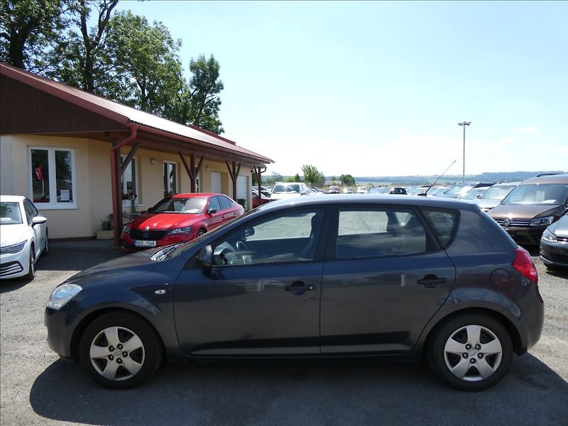 Kia Ceed 1,4 i 80kW klima, 1.majitel - fotka 5 z 32