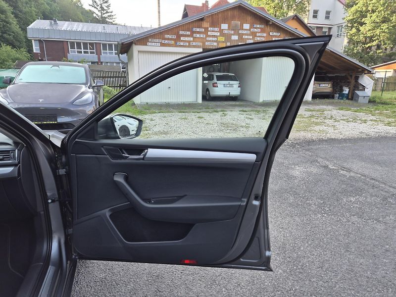 Škoda Superb Combi 2,0TDi DSG 110kw 17ALU - fotka 35 z 44
