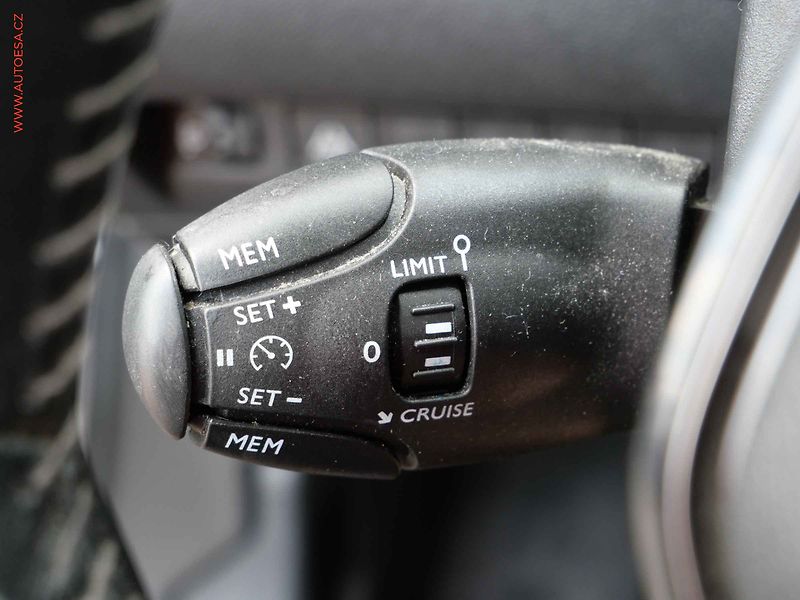 Peugeot 2008 (2020) 1.5 HDi, Active, navi, kamera - fotka 14 z 23
