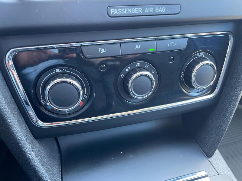 Škoda Superb COMBI 2.0 TDi COMFORTLINE - fotka 20 z 25