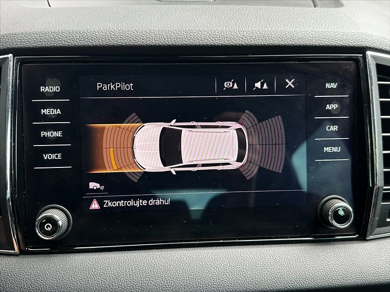 Škoda Karoq 1,6 TDI 85kW STYLE CZ-SERVIS!! - fotka 31 z 42