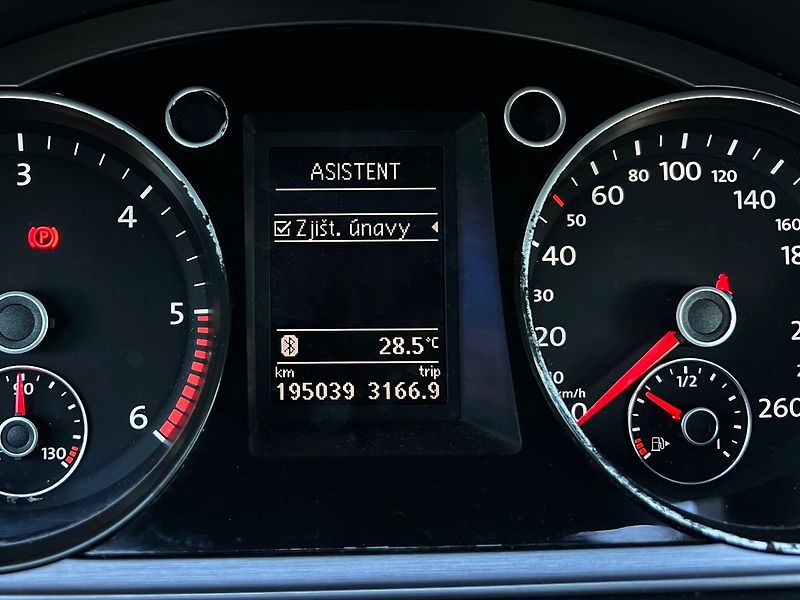Volkswagen Passat TDI-ALU-NAVI-PLNÝ SERVIS - fotka 31 z 45