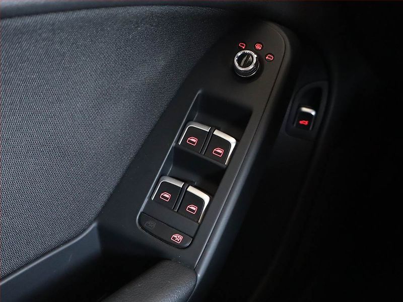 Audi A4 (2013) 1.8 TFSI, ČR,1.maj, Bi-Xenony - fotka 17 z 19