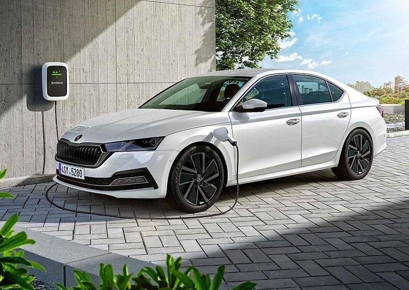 Dvě výkonné motory pod kapotou má čím dál více vozů