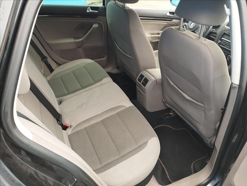 Volkswagen Golf 1,6 TDi 77KW - fotka 9 z 16