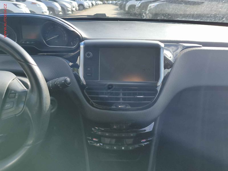 Peugeot 2008 (2015) 1.2PT, Style, navi - fotka 13 z 17