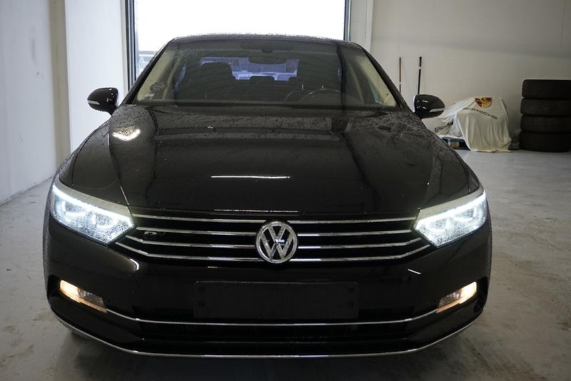 Volkswagen Passat 2,0 TSI 162kW DIGITAL, AUTOMAT - fotka 2 z 28