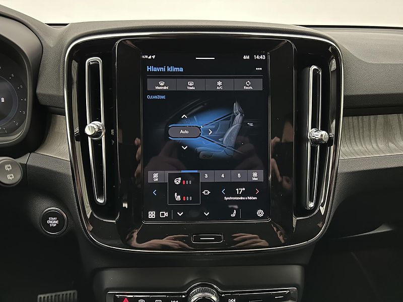 Volvo XC40 2.0 B3 ESSENTIAL - fotka 25 z 30