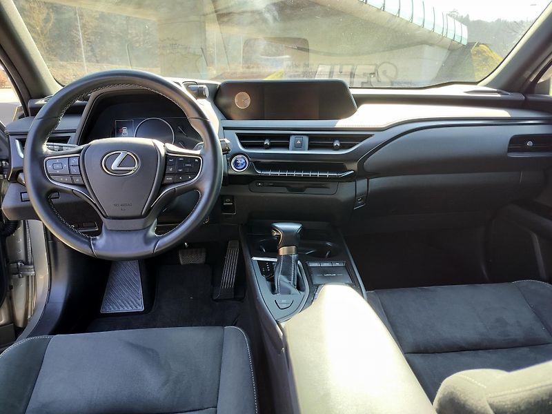 Lexus UX 250h BUSINESS edition,alcantara - fotka 12 z 25