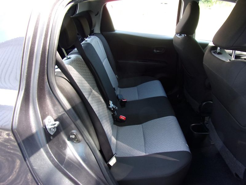 Toyota Yaris (2012) 1.3i 73kW LOUNGE AUT.KLIMA KM - fotka 18 z 23