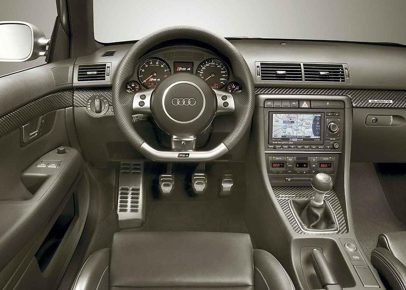 Audi A4 se v první generaci chlubila nápaditými propagačními snímky.