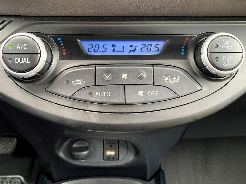 Toyota Yaris SELECTION 1.5 HYBRID 74kW - fotka 22 z 25
