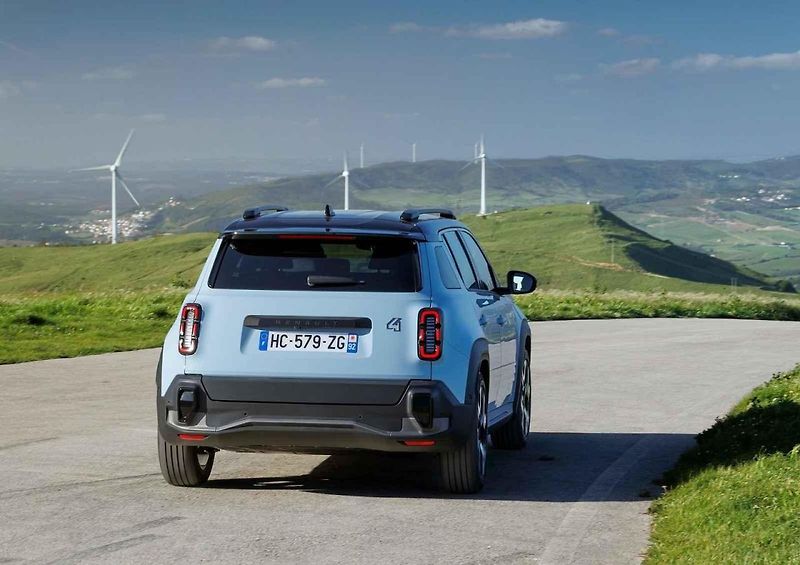 Renault 4 E-Tech je výborně jezdící praktický vůz s dobrým poměrem cena/výkon.