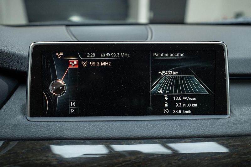 BMW X5 40e 2.0 180 kW xDrive - fotka 13 z 49