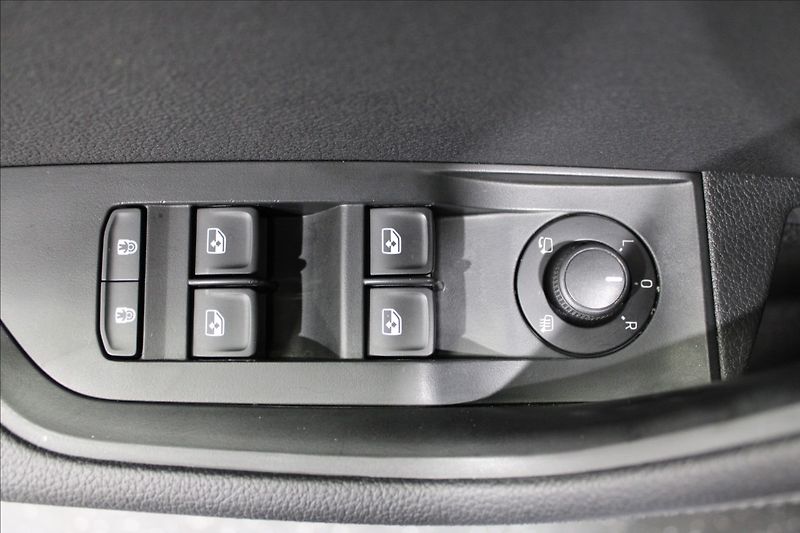 Škoda Superb 2,0 TDI Style REZERVOVÁNO - fotka 15 z 39