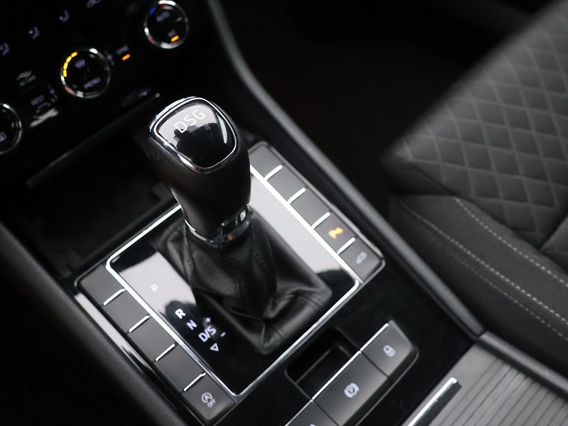 Škoda Superb 2,0 TDI 110 kW Style DSG - fotka 31 z 41