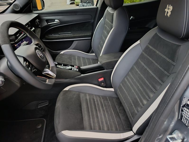 Alfa Romeo Junior (2026) Elettrica Sport Speciale 156k - fotka 13 z 30