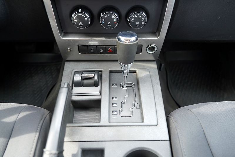 Jeep Cherokee 2.8 CRD L/automat/tažné/klima/ - fotka 33 z 37