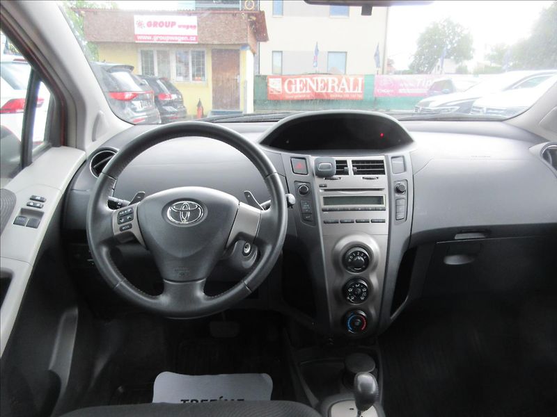 Toyota Yaris 1,3 VVTi Automat - fotka 8 z 14