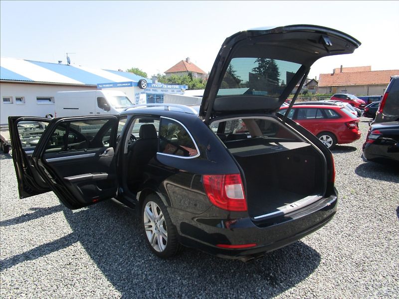 Škoda Superb Combi 2.0TDi 125kW Elegance - fotka 32 z 43