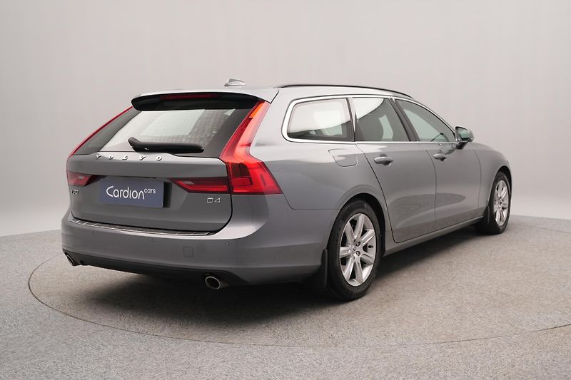 Volvo V90 D4 MOMENTUM PRO  - fotka 10 z 52