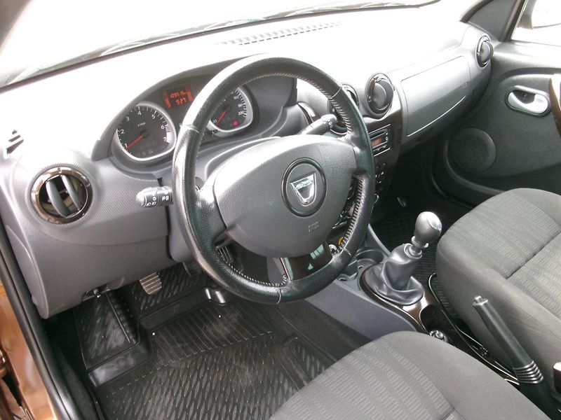 Dacia Duster (2010) 1,6 16V 4x4 KLIMA TAŽNÉ ALU - fotka 8 z 30