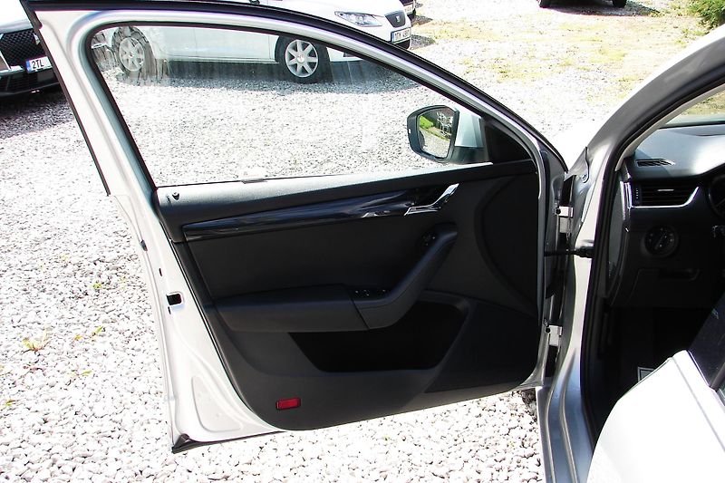 Škoda Octavia 2.0 TDi DSG LED NAVI ČR-ZADÁNO - fotka 16 z 43