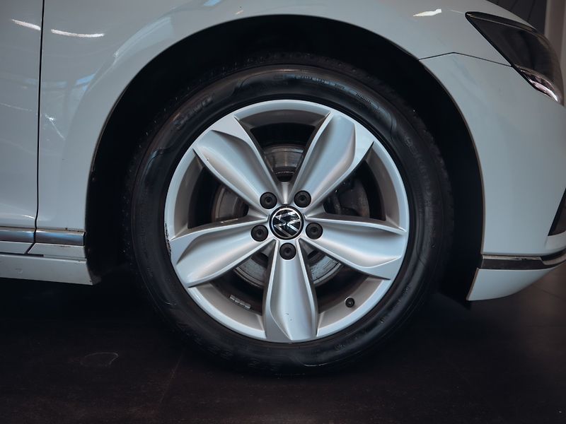 Volkswagen Passat 1.5 TSI 110 kW DSG Elegance - fotka 28 z 28