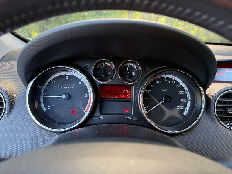 Peugeot 308 (2013) 1.5 / 68 kW - fotka 10 z 17