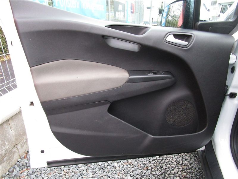 Ford Tourneo Courier 1.5TDCi Titanium, 2. maj. - fotka 14 z 40
