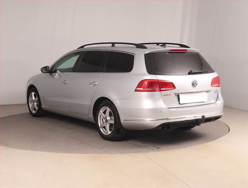 Volkswagen Passat (2013) 2.0 TDI, Automat, Navi, Xenony - fotka 4 z 17