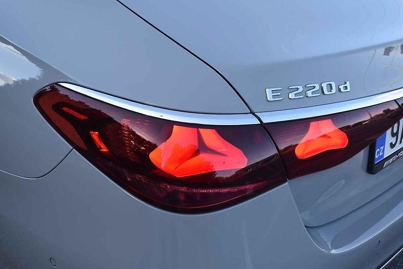 Nový Mercedes-E je současně důstojný i naprosto moderní