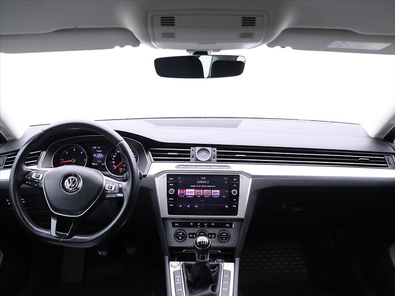 Volkswagen Passat 1,6 TDI Highline Aut klima LED - fotka 20 z 27