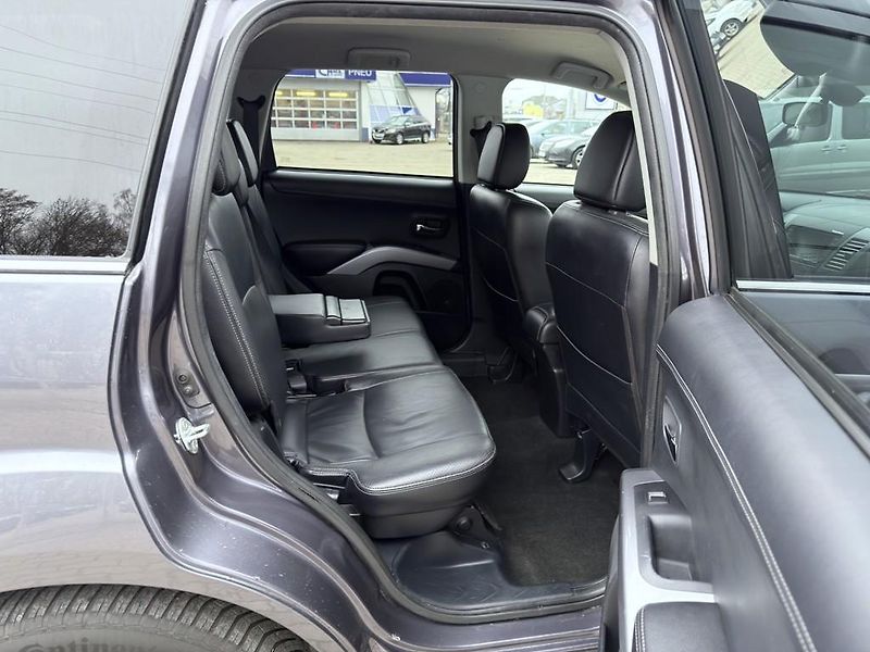 Mitsubishi Outlander 2.2 DI-D 4x4 automat, navigace - fotka 12 z 27