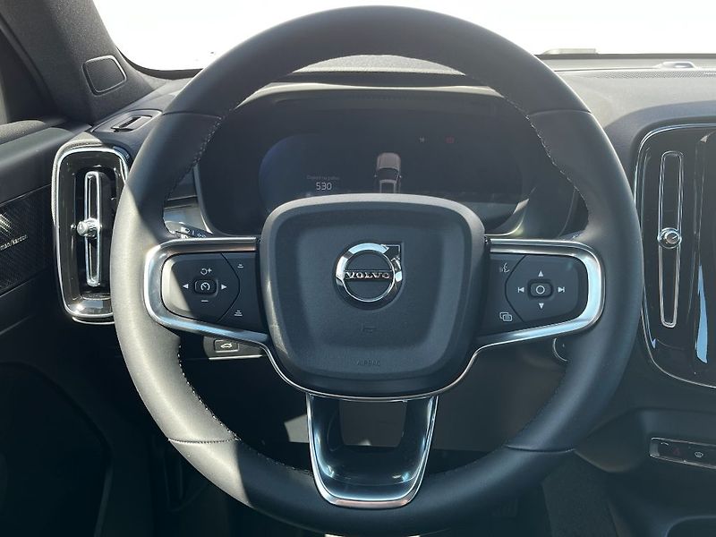 Volvo XC40 Plus Dark B3 120kW - fotka 12 z 24