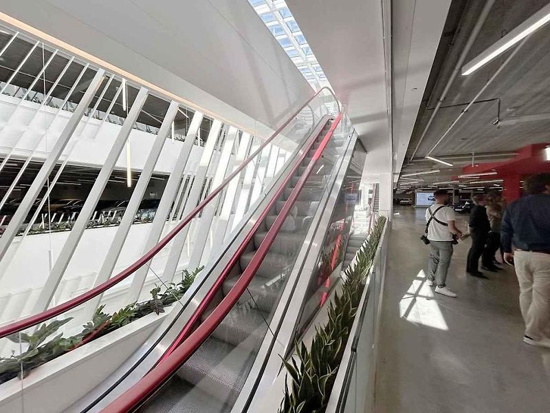 Nedaleko Poděbrad začíná fungovat největší autosalon ojetých aut v Evropě