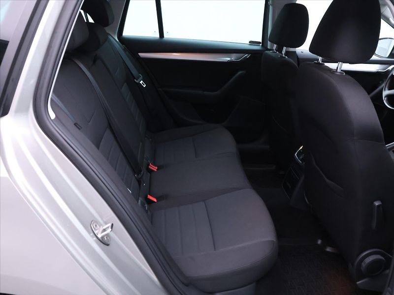 Škoda Octavia 1,6 TDI 77kW Elegance Tažné CZ - fotka 12 z 26