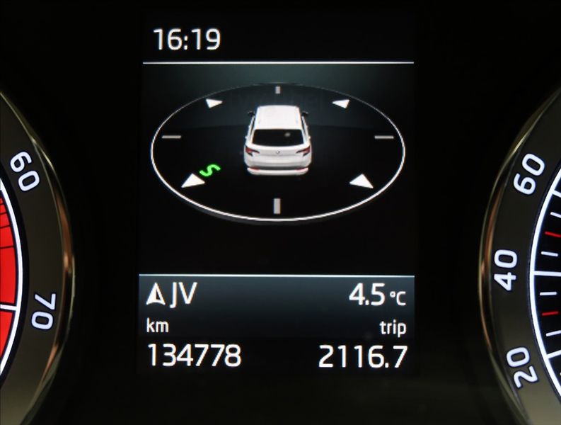Škoda Karoq 1,5 TSI ČR 1. MAJ NAVI 2x ALU - fotka 17 z 45