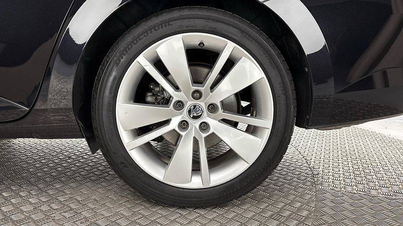 Škoda Superb 2.0 TSI DSG Style Combi - fotka 19 z 30