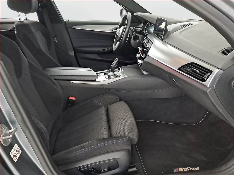 BMW Řada 5 (2017) M Sport 530d xDrive - fotka 9 z 20