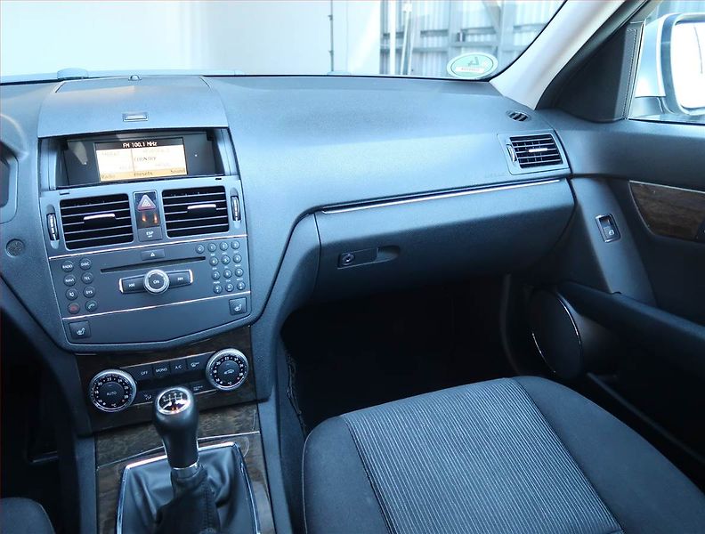 Mercedes-Benz Třídy C (2007) C 220 CDI, Vyhř. sedaček - fotka 8 z 15