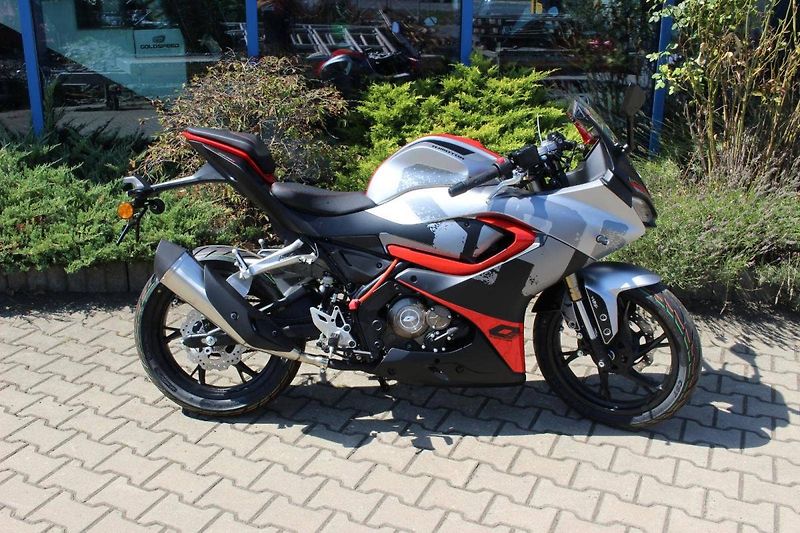 QJ Motor SRK 125 R (2025) MODEL 2026 SKLADEM NOVINKA - fotka 4 z 9